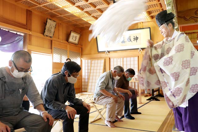 拝殿で藤崎宮司からおはらいを受ける