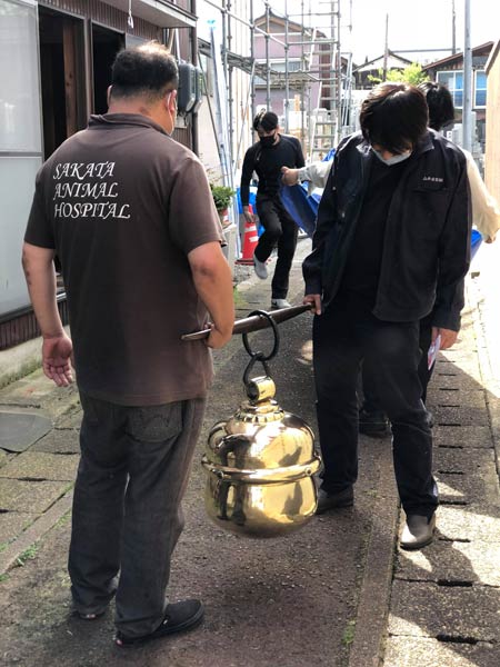 ぴかぴかに磨いた鈴とともに八幡宮へ運ぶ