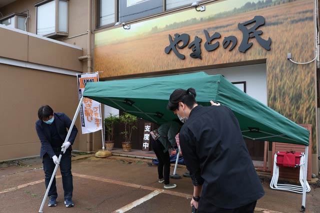 三条市から借りたテントやテーブル、いすを設置する居酒屋「やまとの民」