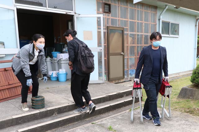 三条マルシェの道具を車に積み込んで運ぶ