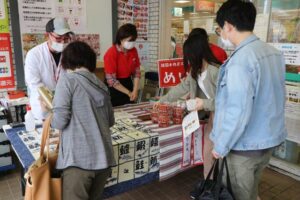 スーパーで飲食店の総菜の対面販売で支援