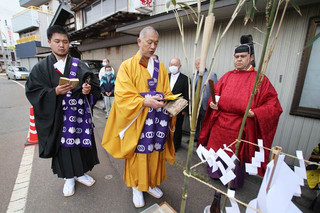 中央通3の砂盛で読経する万福寺の田辺住職と田辺副住職