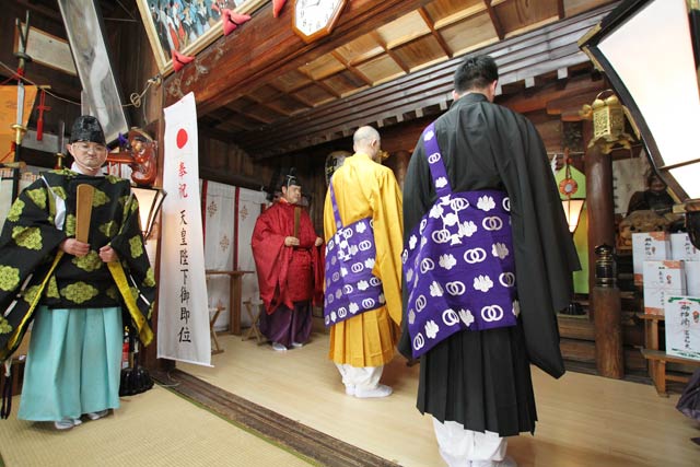 戸隠神社拝殿で行われた春季例大祭神事に万福寺も参拝