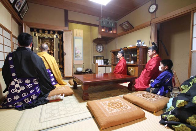 岡部家でも神仏一体となって神棚と仏壇に向かう