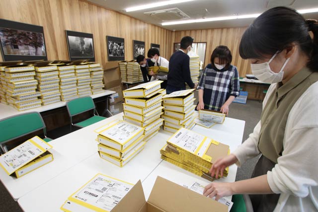 第3弾「お菓子詰め合わせ」の箱詰め作業