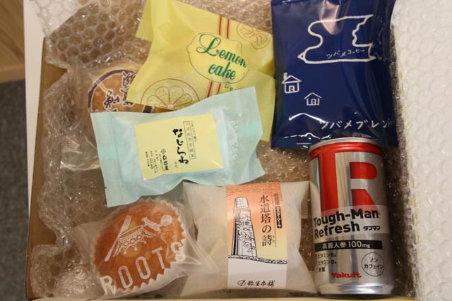 箱詰めされた菓子