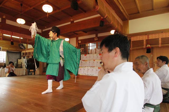 神明宮春季例大祭の神楽奉納