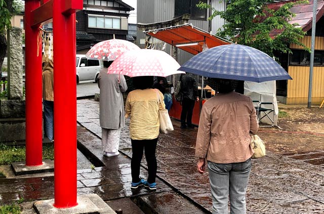 露店もソーシャルディスタンスを保って待つ