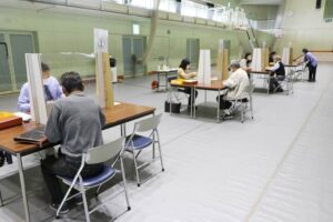 燕市民体育館に開設された特別定額給付金の臨時相談窓口