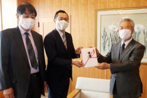 創業110周年の堀内組が田上町と加茂市に110万円ずつ寄付