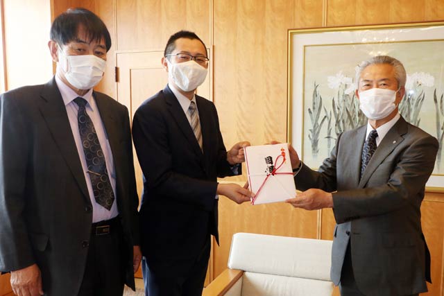 左から堀内組の堀内会長、堀内社長、田上町の佐野町長