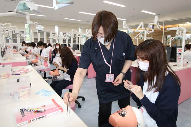 歯科衛生士学科の歯科実験室での授業