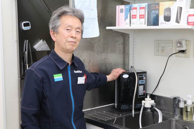 ファミリーマート弥彦温泉前店に設置した次亜塩素酸水の生成器と細川店主