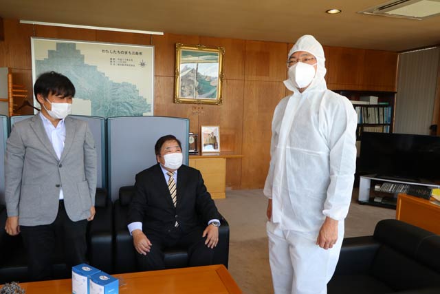 防護服とマスクを試着した国定市長