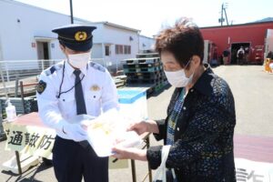 ひらせい食品館弥彦店前で買い物客に啓発グッズを配布して特殊詐欺被害防止・交通事故防止を広報