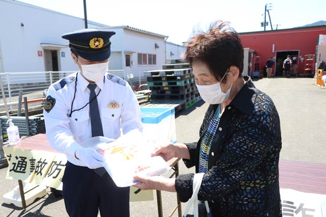 ひらせい食品館弥彦店前で買い物客に啓発グッズを配布して特殊詐欺被害防止・交通事故防止を広報