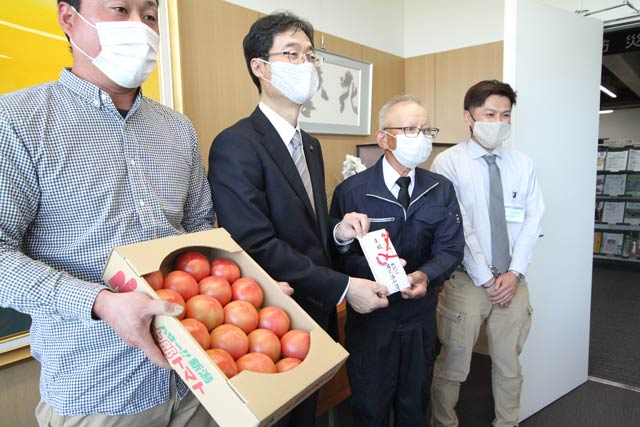 左から2人目が鈴木市長、3人目が燕地区園芸協会の樋口会長
