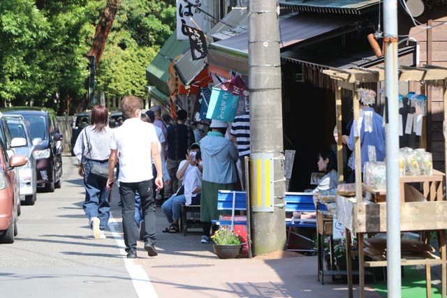 新潟県の緊急事態宣言が解除されて初めての日曜だった24日の弥彦の土産店のにぎわい