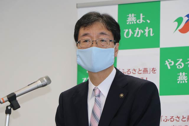 記者会見する鈴木市長