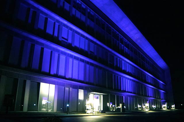 燕市庁舎のブルーライトアップ