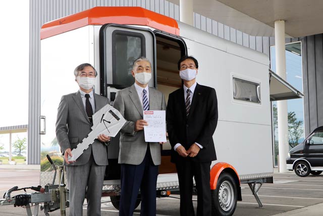 左から燕市医師会・甲田会長、カトーモーター・加藤社長、鈴木燕市長