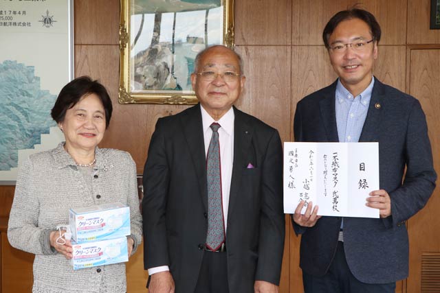 三条市にマスクを寄付した小越さん夫婦と国定市長