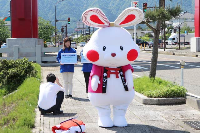 弥彦村のゆるキャラのメッセージリレー動画用の写真撮影メーキング