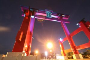 弥彦の大鳥居のブルーライトアップ