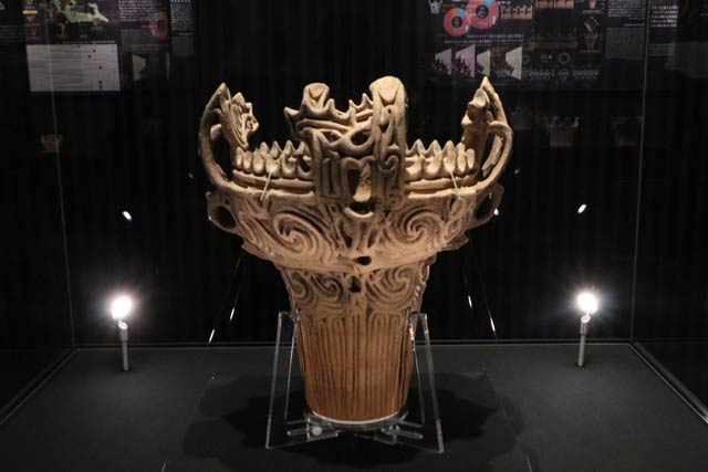 360度、どの角度からも見られる縄文時代中期の深鉢型