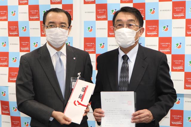 遠藤教育長(左)と燕市立小・中学校の発展を願う市民の会の細川会長