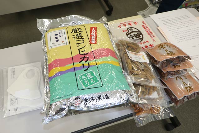段ボール箱に詰めた特産品