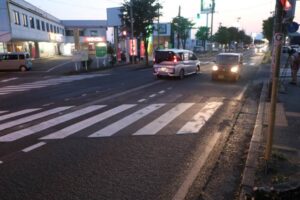 軽自動車が横断歩行中の小学生2人をはねる