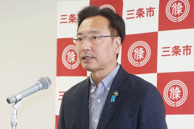 定例記者会見する国定市長