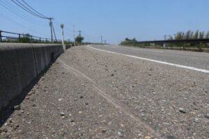 事故現場、写真奥のカーブの先に加茂大橋