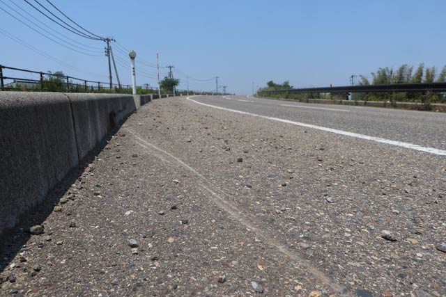 事故現場、写真奥のカーブの先に加茂大橋
