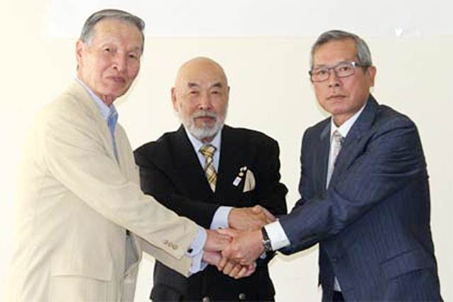 2013年6月の燕市内を3つのスポーツ推進団体の合併仮調印式のときの柴山さん(中央)