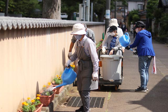プランターに花を植えて森下通りに設置