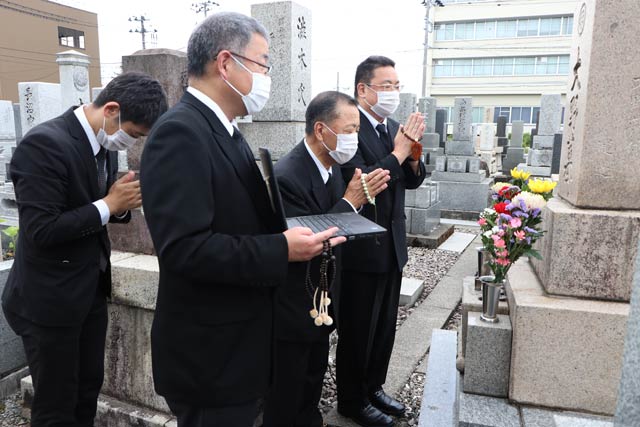墓参りもパソコンを持ち込んで