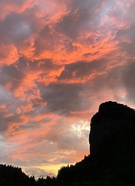 6月16日午後7時8分撮影の夕日に染まった雲を背景に八木ヶ鼻