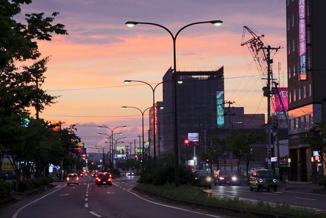 19日午後7時20分の燕三条駅近くから見る夕焼け