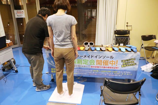 三条市体育文化会館で開かれている足圧バランス無料測定会