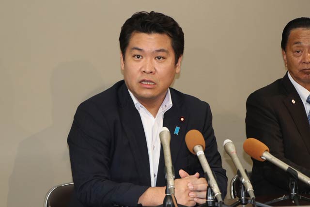 記者会見する鷲尾氏