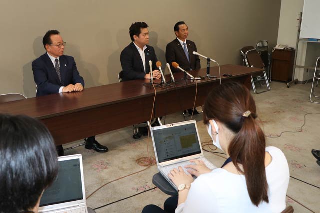 記者会見する鷲尾氏