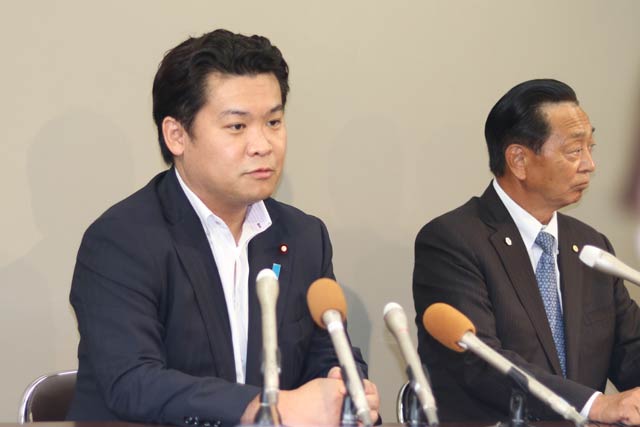 記者会見する鷲尾氏
