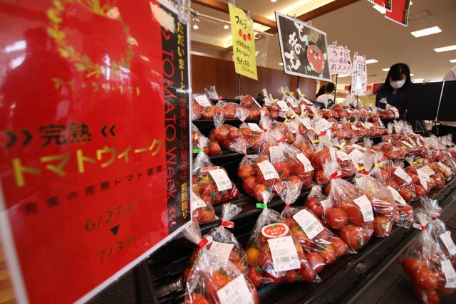 午前中でミニトマトを残すだけになった「ただいまーと」の「南蒲産 完熟トマト Week」のコーナー
