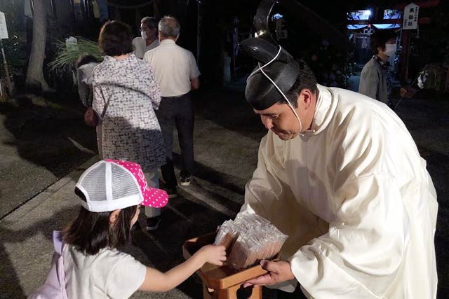 お下がりを受ける参拝者