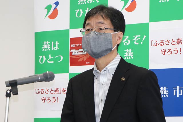 定例会見する鈴木燕市長