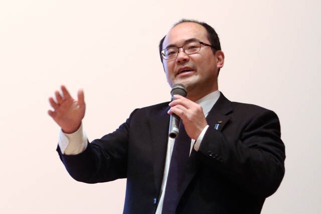 ことし1月28日に新潟市・万代市民会館で開かれた新潟県行財政改革県民説明会で講師を務める佐久間さん