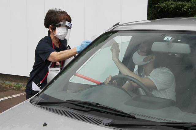  車の窓を開けずにカードを見せて誘導