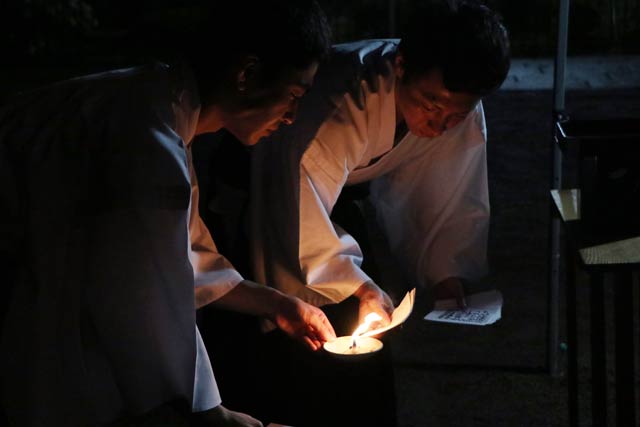 人形を神火で焼納する